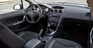Дивимось на седан Peugeot 408 під різними кутами