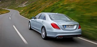 Roaring in the all-weather super sedan Mercedes S 63 AMG 4Matic