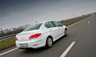 Дивимось на седан Peugeot 408 під різними кутами