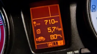 Дивимось на седан Peugeot 408 під різними кутами