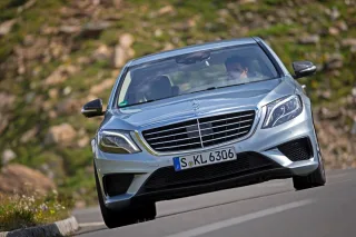 Roaring in the all-weather super sedan Mercedes S 63 AMG 4Matic