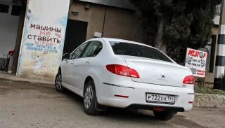 Дивимось на седан Peugeot 408 під різними кутами