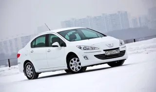 Дивимось на седан Peugeot 408 під різними кутами