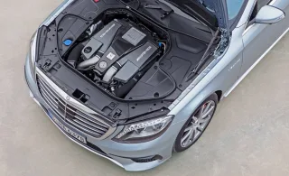 Roaring in the all-weather super sedan Mercedes S 63 AMG 4Matic