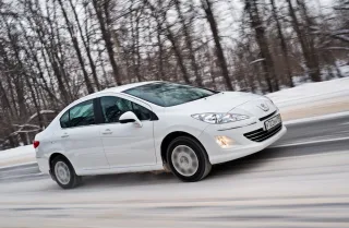 Дивимось на седан Peugeot 408 під різними кутами