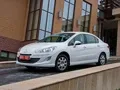 Дивимось на седан Peugeot 408 під різними кутами
