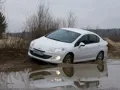 Дивимось на седан Peugeot 408 під різними кутами