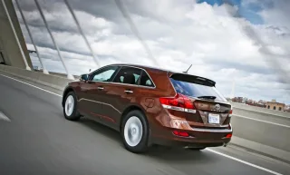 Weaving between classes in the Toyota Venza crossover