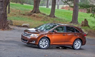 Weaving between classes in the Toyota Venza crossover