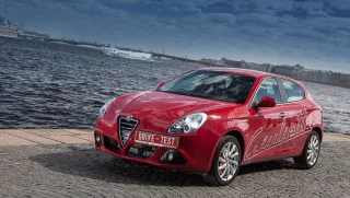 Гуляємо Петербургом з «італійкою» Alfa Romeo Giulietta
