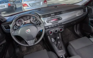 Гуляємо Петербургом з «італійкою» Alfa Romeo Giulietta