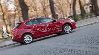 Гуляємо Петербургом з «італійкою» Alfa Romeo Giulietta