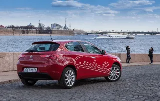 Гуляємо Петербургом з «італійкою» Alfa Romeo Giulietta