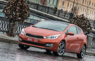Смотрим на хэтчи Kia pro_cee’d и Renault Megane Coupe в формате 3D