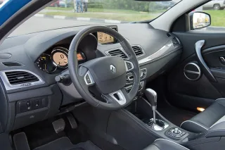 Смотрим на хэтчи Kia pro_cee’d и Renault Megane Coupe в формате 3D