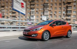 Смотрим на хэтчи Kia pro_cee’d и Renault Megane Coupe в формате 3D