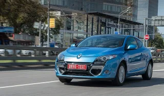 Смотрим на хэтчи Kia pro_cee’d и Renault Megane Coupe в формате 3D