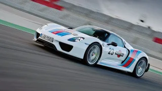 Зберігаємо спокій за кермом суперкара Porsche 918 Spyder
