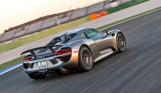 Зберігаємо спокій за кермом суперкара Porsche 918 Spyder