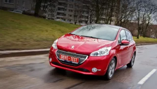 Рассекаем по Вильнюсу на хэтче Peugeot 208 с модернизированным «роботом»