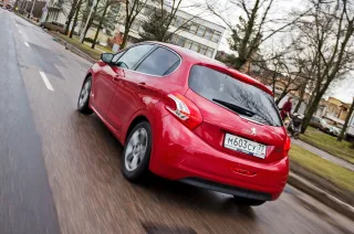 Рассекаем по Вильнюсу на хэтче Peugeot 208 с модернизированным «роботом»