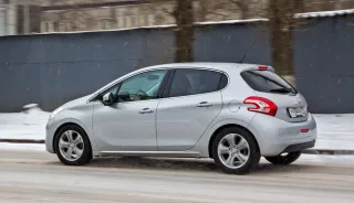 Рассекаем по Вильнюсу на хэтче Peugeot 208 с модернизированным «роботом»