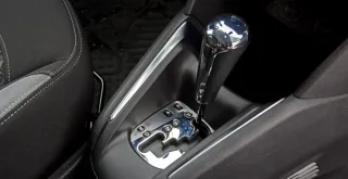 Рассекаем по Вильнюсу на хэтче Peugeot 208 с модернизированным «роботом»