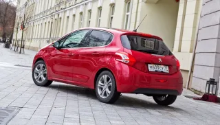 Рассекаем по Вильнюсу на хэтче Peugeot 208 с модернизированным «роботом»