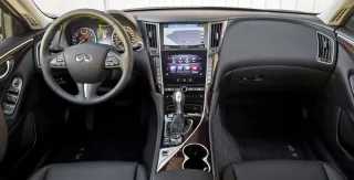 З жахливим інтересом крутимо кермо в седані Infiniti Q50