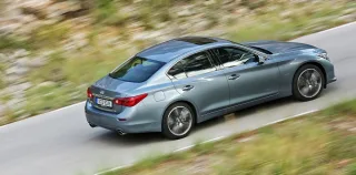 З жахливим інтересом крутимо кермо в седані Infiniti Q50