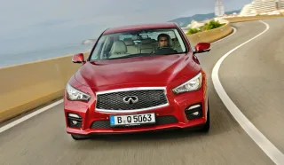 З жахливим інтересом крутимо кермо в седані Infiniti Q50