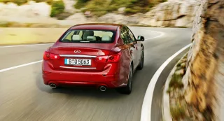 З жахливим інтересом крутимо кермо в седані Infiniti Q50
