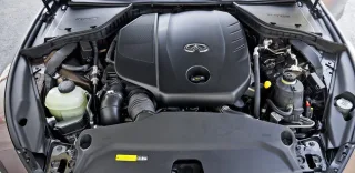 З жахливим інтересом крутимо кермо в седані Infiniti Q50