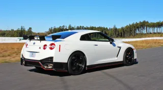 Побіжно знайомимося з оновленим суперкаром Nissan GT-R