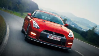 Побіжно знайомимося з оновленим суперкаром Nissan GT-R