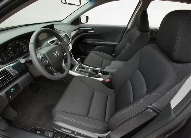 Honda-Accord_2013_1024x768_wallpaper_84.jpg