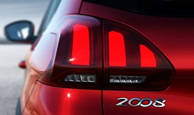 Peugeot-2008-2017-800-d7.jpg