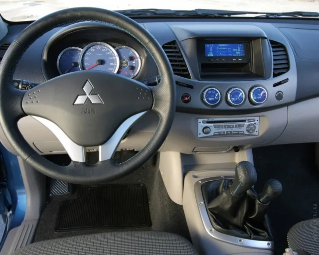 Mitsubishi L200 2005 пікап — 4