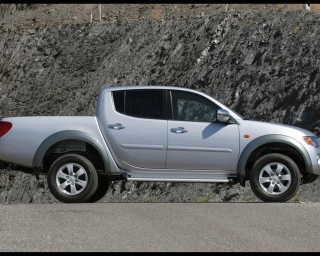 Mitsubishi L200 2005 пікап — 6