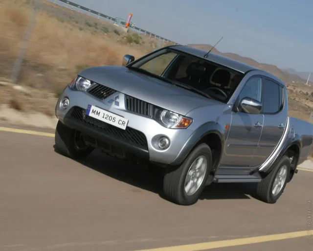 Mitsubishi L200 2005 пікап — 12