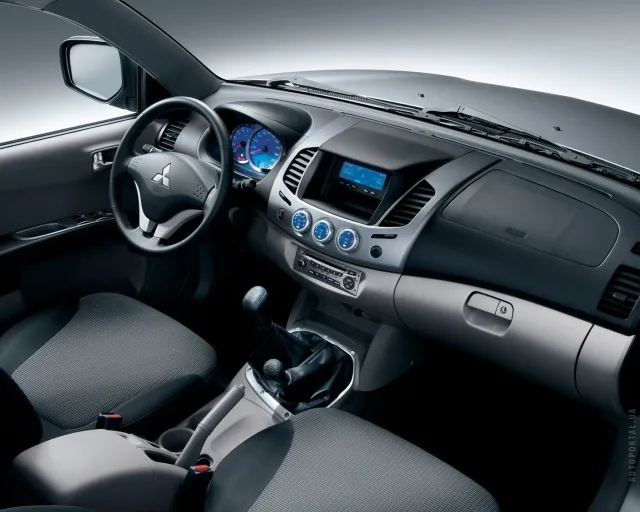 Mitsubishi L200 2005 пікап — 2