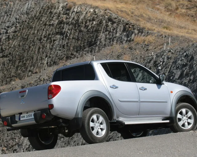 Mitsubishi L200 2005 пікап — 16