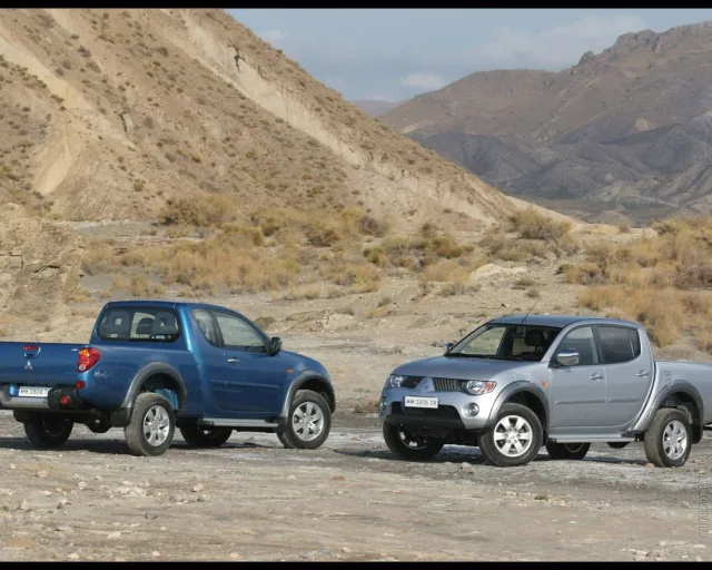 Mitsubishi L200 2005 пікап — 9