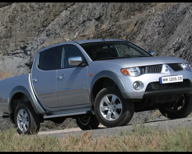 Mitsubishi L200 2005 пікап — 10