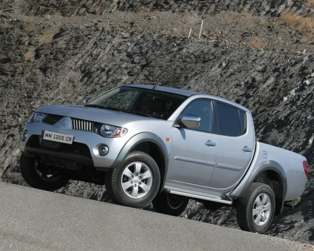 Mitsubishi L200 2005 пікап — 18