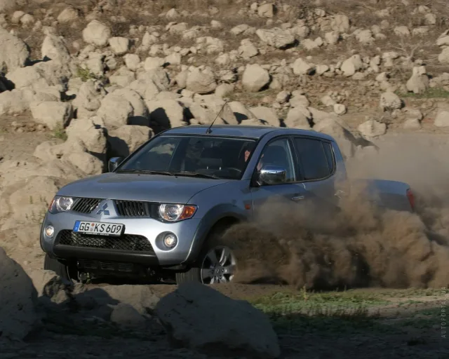 Mitsubishi L200 2005 пікап — 17