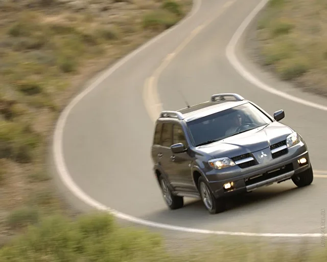 Mitsubishi Outlander 2003 (Мицубиси Аутлендер) кроссовер — 18