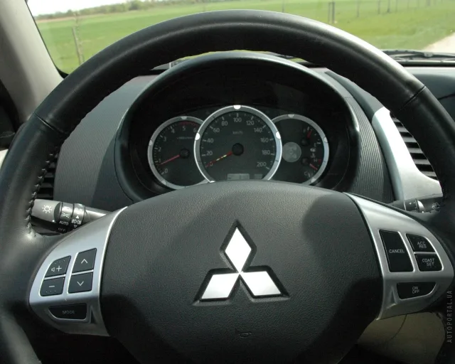 Mitsubishi L200 2.5Di D MT Invite long — 2