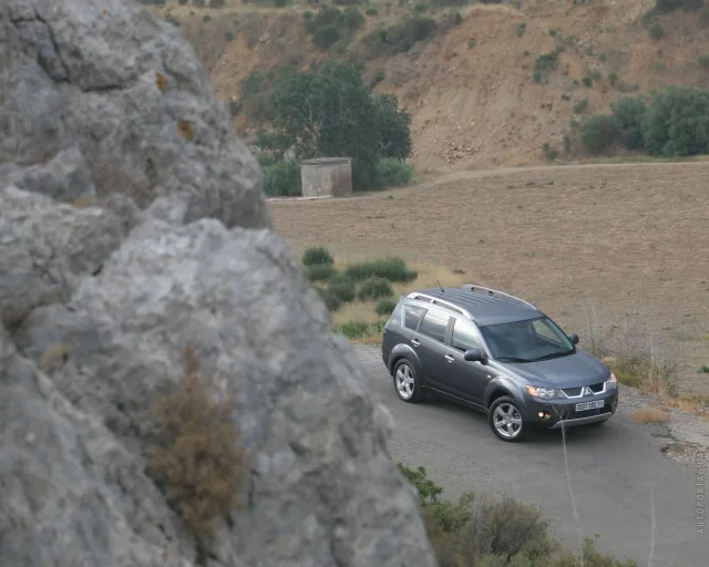 Mitsubishi Outlander XL 2005 (Мицубиси Аутлендер) кроссовер — 16