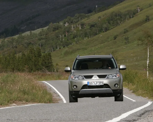 Mitsubishi Outlander XL 2005 (Мицубиси Аутлендер) кроссовер — 24